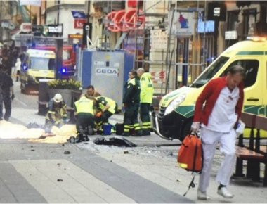 Aftonbladet: «Ανθρωποκυνηγητό για τη σύλληψη του δράστη» - Κλεμμένο το φορτηγό που έπεσε πάνω στο πλήθος (φωτό)